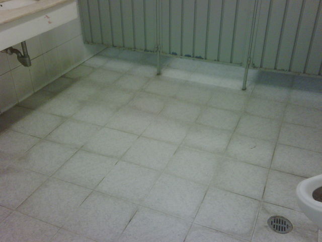 y el Después del Pulido de Piso Baño publico.