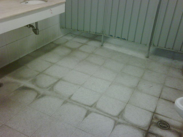 El Antes en un Piso de Baño Publico.