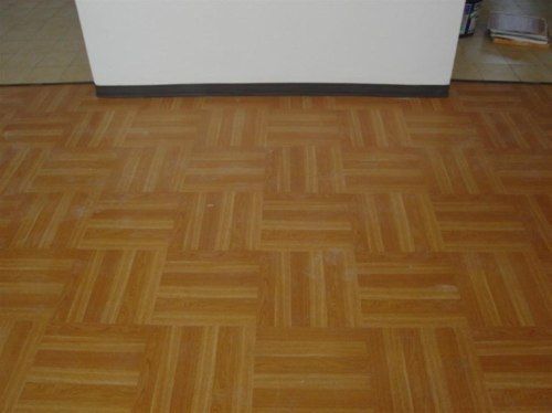 Lavándolo a fondo,       -  Pulimos y Desengrasamos con fibras especiales
                      -  Aplicamos una mano de sellador para cubrir el  Piso
                      -  Aplicación de cera Industrial  Antiderrapante.